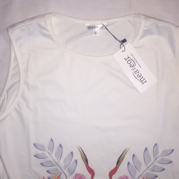 NWT white shift dress with floral print on front. - Picture 5 of 8